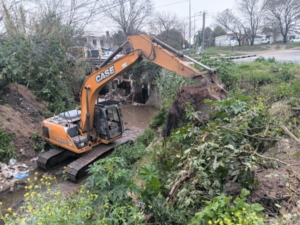 Avanzan los trabajos de limpieza y desobstrucción en arroyos en Paraná