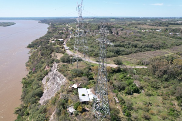 Enersa avanza con una obra estratégica de reemplazo de líneas de alta tensión que cruzan el río Paraná