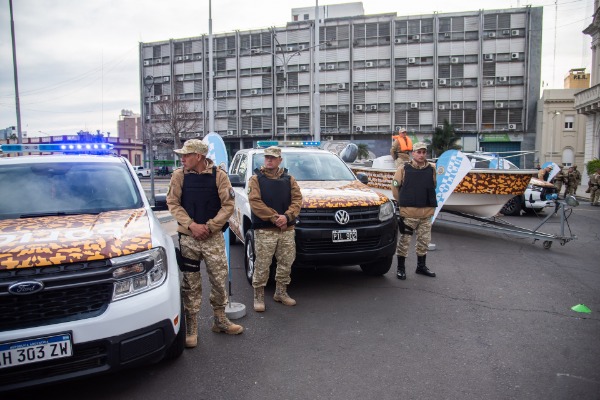 Frigerio entregó nuevos vehículos y equipamiento para fortalecer la Policía de Entre Ríos
