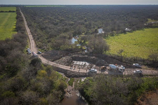 Continúa la construcción de calzadas sumergibles en el departamento Nogoyá