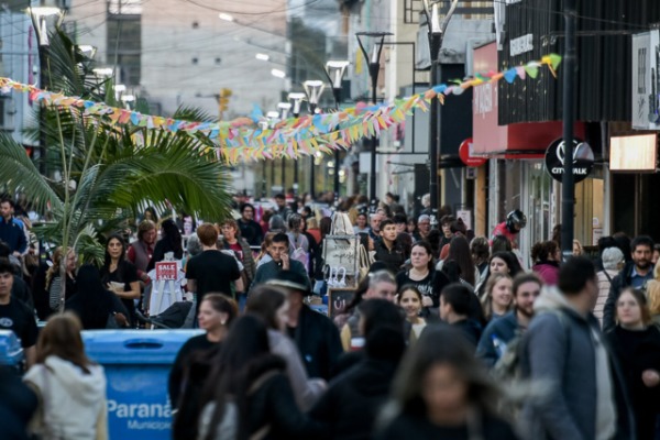 Descuentos, espectáculos y más comercios participaron de un nuevo Miércoles de Paseo en Paraná