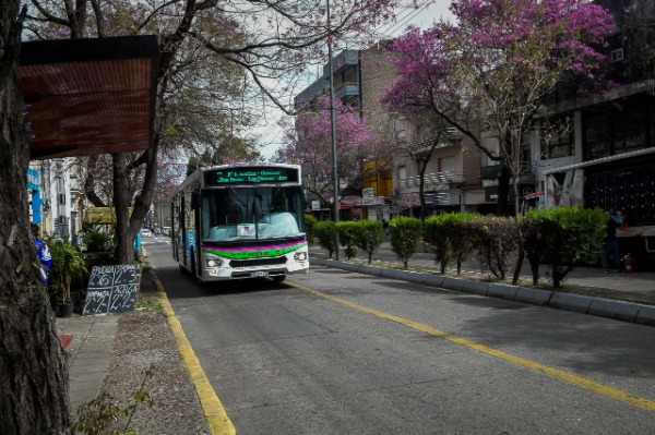 Avanza la reconfiguración de calle 25 de Mayo y modifican recorridos de seis líneas de colectivos