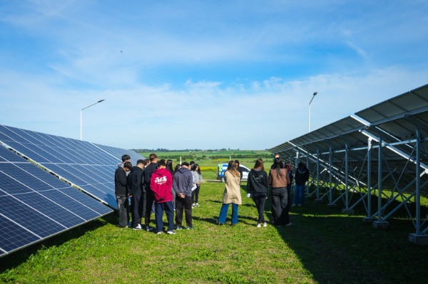 Estudiantes visitaron el Parque Solar de Enersa en Sauce Pinto